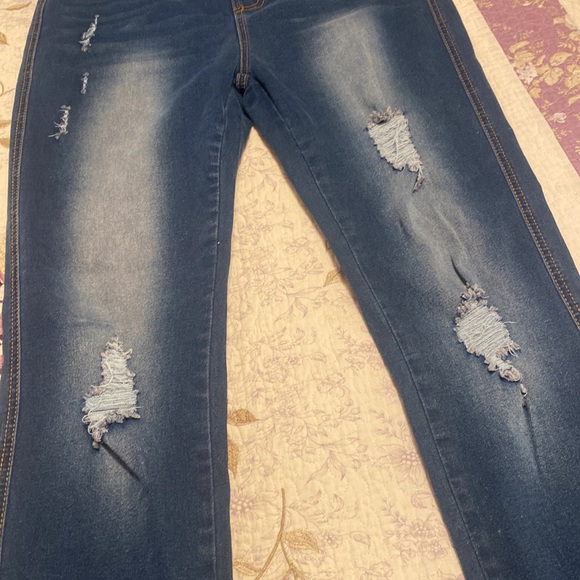 Stretchy jeans with holes - Picture 3 of 6
